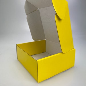 9 cajas de cartón corrugado para envíos, cajas postales pequeñas de Royal Mail, para negocios, almacenamiento o regalos (16,5 x 14,5 x 6,5 cm, amarillo/blanco)