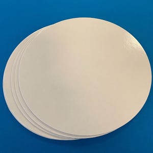 Círculos de cartón troquelados de 30 cm (paquete de 6 uds.) en blanco/blanco con laminado brillo por ambas caras.