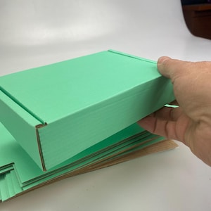 20 cajas de envío de cartón corrugado color menta, cajas postales para paquetes pequeños de Royal Mail, para negocios, almacenamiento o regalos (15,5 x 11 x 3,5 cm, menta/marrón)