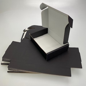 15 cajas de cartón corrugado negras para envíos postales de Royal Mail, para paquetes pequeños, para empresas, almacenamiento o regalos (15,5 x 11 x 3,5 cm, negro/blanco)