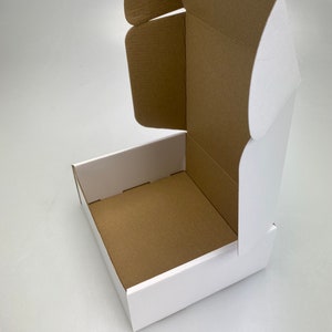 Paquete de 9 cajas de envío de cartón corrugado, cajas postales pequeñas de Royal Mail, para negocios, almacenamiento o regalo (16,5 x 14,5 x 6,5 cm, blanco/marrón)
