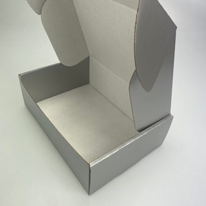 Lot de 5 boîtes d'expédition en carton ondulé, petites boîtes postales pour colis Royal Mail, affaires, stockage ou cadeau (25 x 17 x 8 cm, argent/blanc)