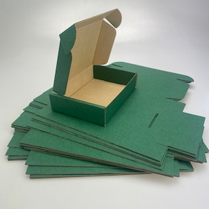 15 x Cajas de envío de cartón corrugado verde, cajas postales de paquetes pequeños de Royal Mail, para empresas, almacenamiento o regalo (15,5 x 11 x 3,5 cm, verde/marrón)