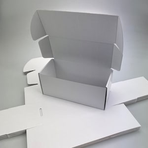 Paquete de 8 cajas de envío de cartón corrugado, cajas postales para paquetes pequeños de Royal Mail, para empresas, almacenamiento o regalo (21 x 9 x 9 cm, blanco/blanco)