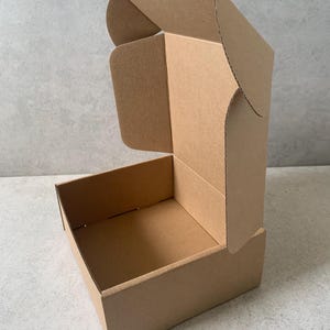8 st. kraftförpackningar av E-flöjt i wellpapp: Liten paketstorlek 16,5 cm x 14,5 cm x 6,5 cm