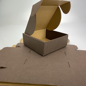 10 caixas de papelão ondulado para remessa, caixas postais para pequenas encomendas da Royal Mail, negócios, armazenamento ou presente (14x14x5,5 cm, marrom escuro / marrom)