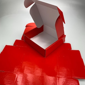 7 cajas de cartón corrugado de color rojo (18 cm x 18 cm x 6,2 cm, rojo/blanco) para envíos, cajas postales para paquetes pequeños, para negocios, almacenamiento o regalos.