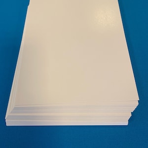 Láminas de cartón A4 de 35 uds. x 29,7 cm x 21 cm de color blanco. 350 g/m². Para manualidades, artes y cualquier proyecto. Grosor 0,55 mm. Reciclable.