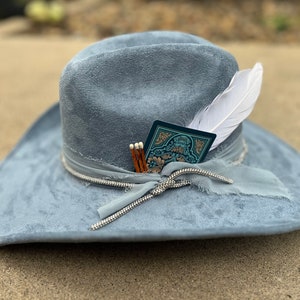 CUSTOM Himmelblauer COWBOY Hut mit Strass-Seil und Spielkarte, Festival, Konzerte, made in USA