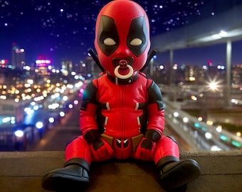 Livsstor BabyPool. Baby Deadpool! Napp kommer ut, svärd kommer också ut.
