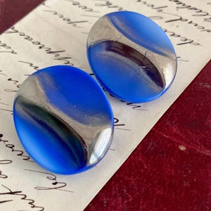 Botões de vidro prensado tchecos vintage: azul cobalto e prata Art Déco