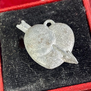 Vintage Valentine pewter heart, heart with arrow charm, pewter love charm, heart jewelry gift for her, quirky heart charm, cute heart gift