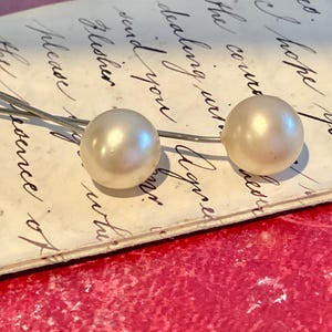Vintage faux pearl hat pins, collectible pearl costume hat pins, Steampunk fashion stick pin gift, retro classic faux pearl stick pin duo