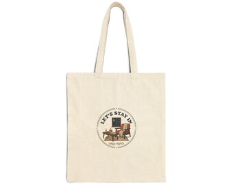 Let's Stay In Tote / humor sobre salud mental, ambiente caótico, texto retro ondulado