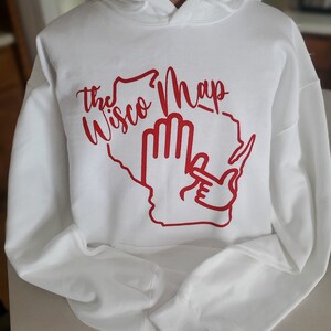 Das Wisco Map - Hoodie Shirt, das die Marke darstellt, die zeigt, wie die Bewohner von Wisconsin zeigen, wo sie leben und besuchen.