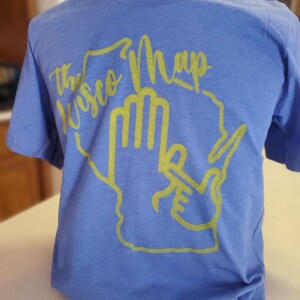 Das Wisco Map - T-Shirt, das die Marke darstellt, die zeigt, wie Die Einwohner von Wisconsin zeigen, wo sie leben und besuchen. Blau und Gelb