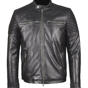 Peut inclure: Une veste en cuir noire avec une fermeture &eacute;clair et un col montant. La veste pr&eacute;sente des d&eacute;tails matelass&eacute;s sur les &eacute;paules et les manches.