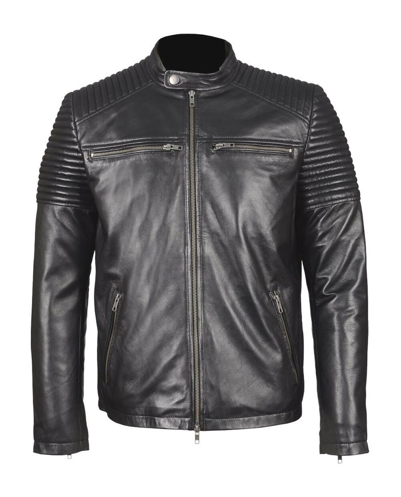 Peut inclure: Une veste en cuir noire avec une fermeture &eacute;clair et un col montant. La veste pr&eacute;sente des d&eacute;tails matelass&eacute;s sur les &eacute;paules et les manches.