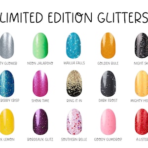 Puede incluir: Una colecci&oacute;n de quince tiras de esmalte de u&ntilde;as etiquetadas como LIMITED EDITION GLITTERS. Los colores incluyen plata, verde ne&oacute;n, azul, oro, negro, azul oscuro, magenta, negro y oro, gris oscuro, amarillo, morado, rosa y rojo con varios acabados de purpurina.