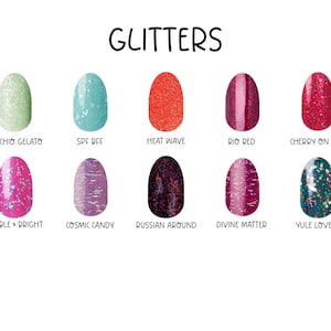 Puede incluir: Una colecci&oacute;n de diez muestras de esmalte de u&ntilde;as ovaladas tituladas GLITTERS, que presentan los tonos Pistachio Gelato, SPF BFF, Heat Wave, Rio Red, Cherry On Top, Bauble Bright, Cosmic Candy, Russian Around, Divine Matter y Yule Love It.