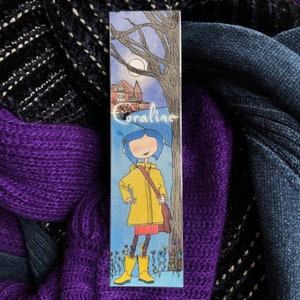 Coraline-bladwijzer, Coraline Jones, dubbelzijdige bladwijzer, bladwijzer voor kinderen, cadeau voor lezers, cadeau voor boekenliefhebbers, Halloween-bladwijzer