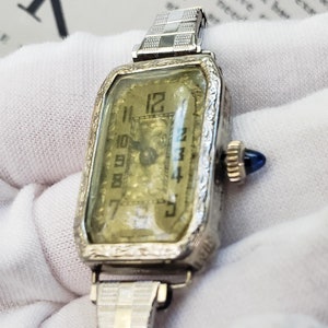 ¡Reloj mecánico de tanque antiguo para mujer, de oro blanco de 14 quilates, de los años 20! Art Déco, suizo, corona de zafiro azul. ¡Reloj de pulsera muy antiguo! ¡FANTÁSTICO!