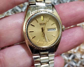 Vintage 1980's Seiko SQ Gold Tone Ladies Wrist Watch Divers Style! Champagne Dial Dual Calendar! New Battery! Wonderful Condition!! NICE!!!