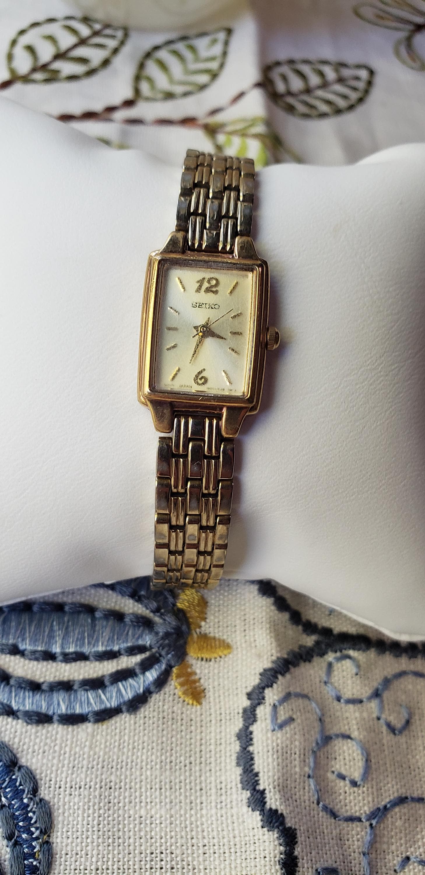 Vintage Seiko ladies rectangular gold tone dress watch NEW BATTERY Seiko Watch Women 20mm Champagne dial Gold Tone Square V400  main image 3
