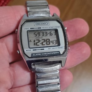Vintage 1980s Seiko Digital Chronograph Watch: Alarm, Stopwatch, Light