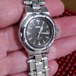 Rare Vintage Seiko Silver Ladies Divers Watch with Calendar. Black Textured Dial! Near Mint Condition! New Battery!!  RARE SILVER WAVE!!