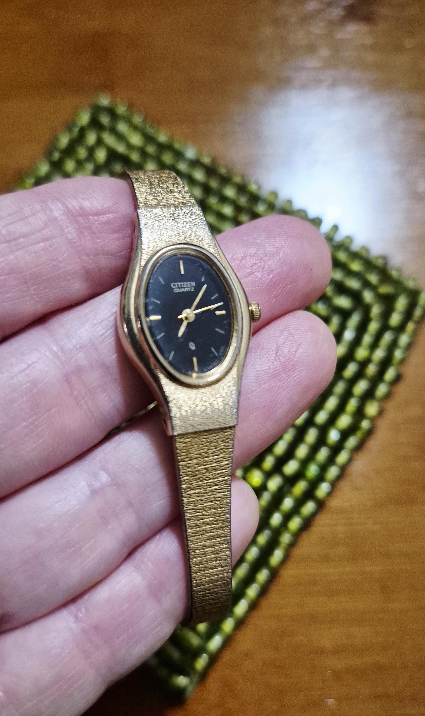 516 稼動　CITIZEN 時計　タンク　レディース　ゴールド　ソーラー腕時計 Vintage Gold, Black Citizen Ladies Watch! 1980s Dainty Beauty