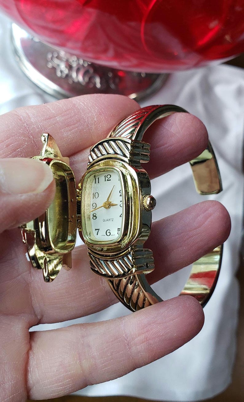 Boo Watch Vintage Peek-a-boo Ladies Watch Gold Tone Red and Green Holly! SO ...