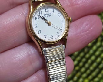 Vintage Seiko 7N82-0AT0 Womens Gold & Silver Tone Classic Quartz