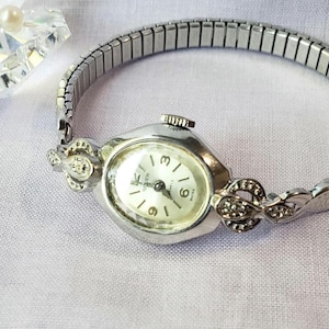 Vintage Gruen 10K Gold & Diamond Ladies Cocktail Watch  display picture 1