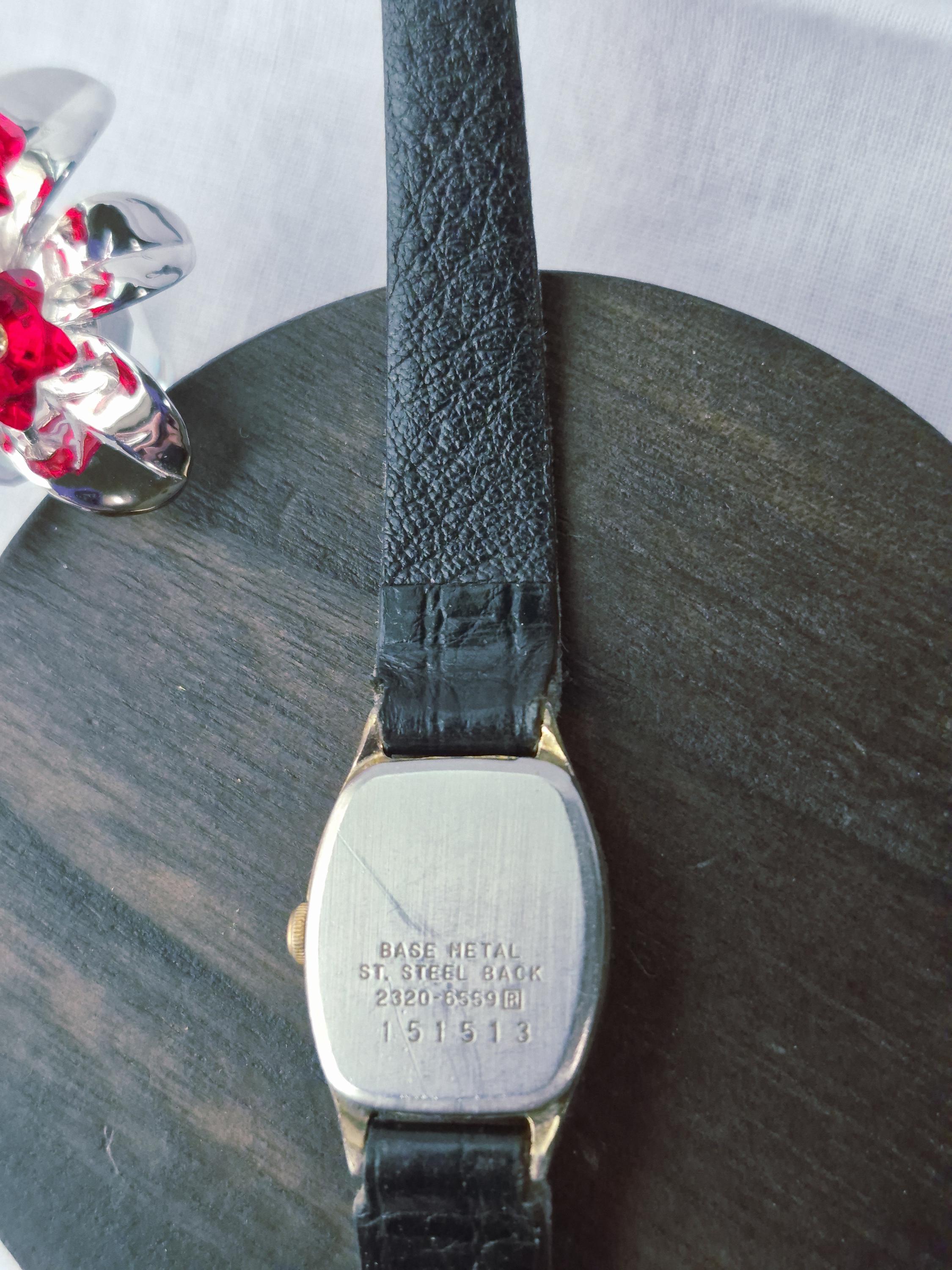 READY TO WEAR Dainty Neo Vintage 1980s SEIKO Roman Dial Quartz Tank Watch Women 1980 Seiko Stepped Roman Tank – Oldtimer Watch Shop main image 2