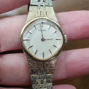 Rare Vintage Seiko Gold Tone Ladies Watch! 1970's Manual Wind, Cool Dial, Textured Band! FABULOUS Pretty and Sparkling!! RARE!!!