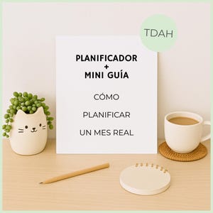 Puede incluir: Un cuadrado blanco con el texto "PLANIFICADOR + MINI GUÍA CÓMO PLANIFICAR UN MES REAL". También se ven una maceta con forma de gato con plantas verdes, un lápiz, un bloc de notas y una taza de café.