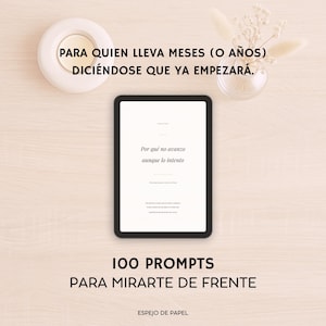 Puede incluir: Una tableta digital con marco negro muestra texto en español: "Por qué no avanzo aunque lo intento". Debajo, el texto "100 PROMPTS PARA MIRARTE DE FRENTE" es visible. Un portavelas blanco y un pequeño jarrón con flores secas también están en la imagen.