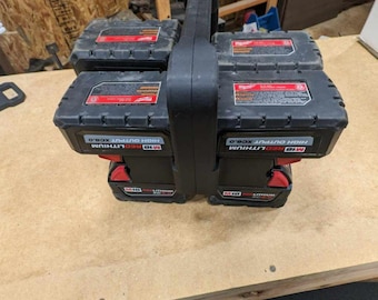 Milwaukee Mega 8× M18 Battery Caddy Daddy: Lleva más energía, trabaja de forma más inteligente.