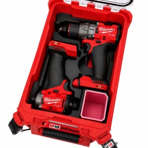 Può includere: Un set di trapano e avvitatore a impulsi Milwaukee M18 Fuel rosso in una valigetta di plastica rossa con inserti in schiuma nera. La valigetta riporta la scritta M18 Drill/Impact e include un piccolo contenitore quadrato di colore rosa.
