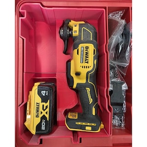 Può includere: Un multiutensile oscillante brushless DeWalt 20V giallo e nero e una batteria da 4 AH sono esposti all'interno di una custodia rossa. L'utensile ha un'impugnatura nera e una testa gialla. La batteria è gialla e nera.