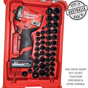 Puede incluir: Un juego de llaves de impacto y vasos Milwaukee M12 FUEL rojos en una caja roja. El juego incluye una variedad de vasos negros y está etiquetado como "Made in Australia". La caja también tiene el texto "ONE-PIECE INSERT NOT GLUED TOGETHER! STRONGER & MORE DURABLE."