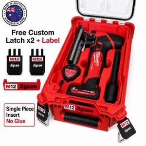 Può includere: Un seghetto alternativo Milwaukee M12 Fuel rosso riposto in una custodia in plastica rossa personalizzata con coperchio trasparente. Il set include due chiusure nere M12 Jigsaw, un'etichetta rossa M12 Jigsaw e una batteria 5.0 M12 Redlithium. Il testo include Made in Australia, Free Custom Latch x2 + Label e Single Piece Insert No Glue.
