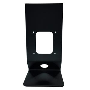 Pode incluir: Suporte de parede de metal preto com um recorte retangular e um pequeno furo redondo. O suporte é projetado para segurar um dispositivo ou objeto com segurança em uma parede.