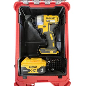 Può includere: Una valigetta rossa aperta con interno nero, contenente un avvitatore a impulsi DeWalt giallo e nero, una batteria e un set di punte. L'avvitatore a impulsi DeWalt è etichettato "20V BRUSHLESS". La batteria è etichettata "20V X 4 AH".