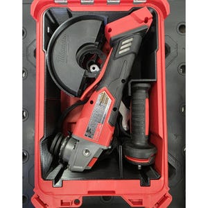 Pode incluir: Um conjunto de ferramentas de corte Milwaukee vermelho e preto em uma maleta de transporte vermelha. O conjunto inclui uma ferramenta de corte, um disco de corte e uma alça lateral. A ferramenta tem uma empunhadura preta e um corpo vermelho. A maleta está aberta, revelando as ferramentas dentro.