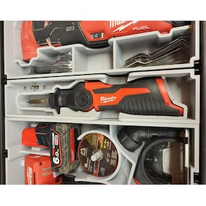 Op de afbeelding: Een gereedschapsorganizer gevuld met diverse rode en zwarte Milwaukee elektrische gereedschappen en accessoires. De gereedschappen omvatten een soldeerbout, een boor en een slijpmachine. De organizer is grijs en heeft meerdere compartimenten.