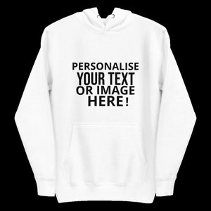 Op de afbeelding: Witte hoodie met een zwarte zak en de tekst "PERSONALISEER JE TEXT OF JE AFBEELDING HIER!" gedrukt op de voorkant.