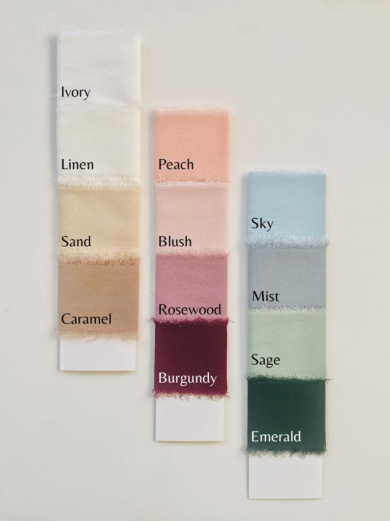 Pode incluir: Cart&atilde;o de amostra com 10 amostras de tecido em v&aacute;rias cores, incluindo marfim, linho, areia, caramelo, p&ecirc;ssego, blush, madeira de rosa, bord&ocirc;, c&eacute;u, n&eacute;voa, s&aacute;lvia e esmeralda.