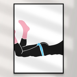 Peut inclure: Impression d'art abstrait représentant une silhouette en leggings noirs et chaussettes roses, avec une bande bleue. L'œuvre est posée sur un fond blanc et encadrée en noir, créant une esthétique minimaliste.